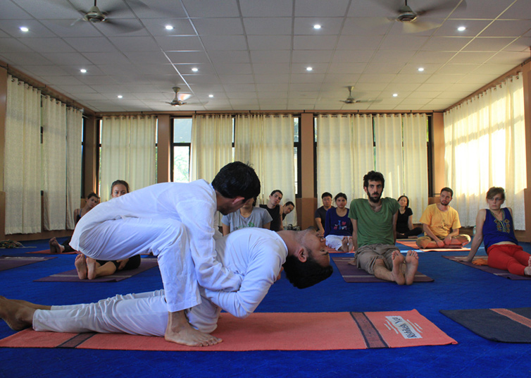 Interior view of 100 Hour Yoga Teacher Training in Rishikesh – SV Yoga School (Swami Vivekananda Yoga School) retreat location